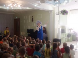 музыкальный театр представил увлекательный детский спектакль "Дорога к знаниям".